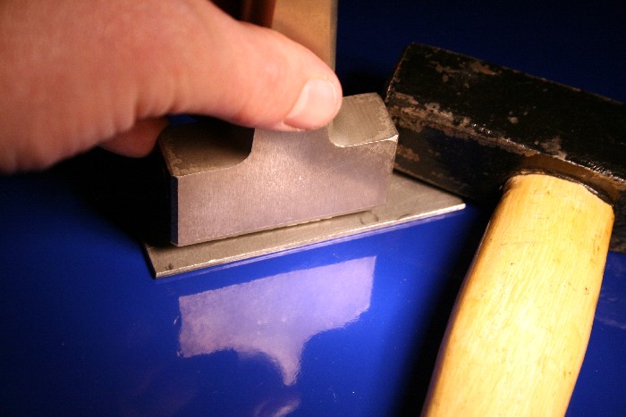 Einschlagen der Stahltypen mit einem Hammer